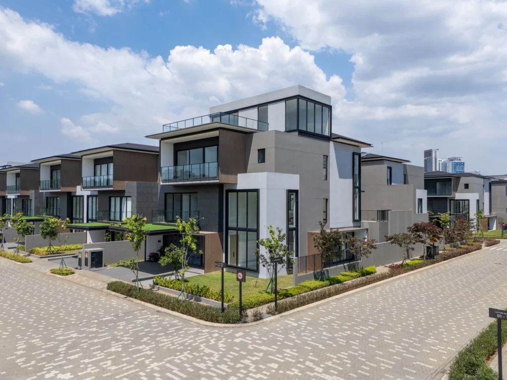 Rumah tiga lantai Layton di NavaPark dari udara