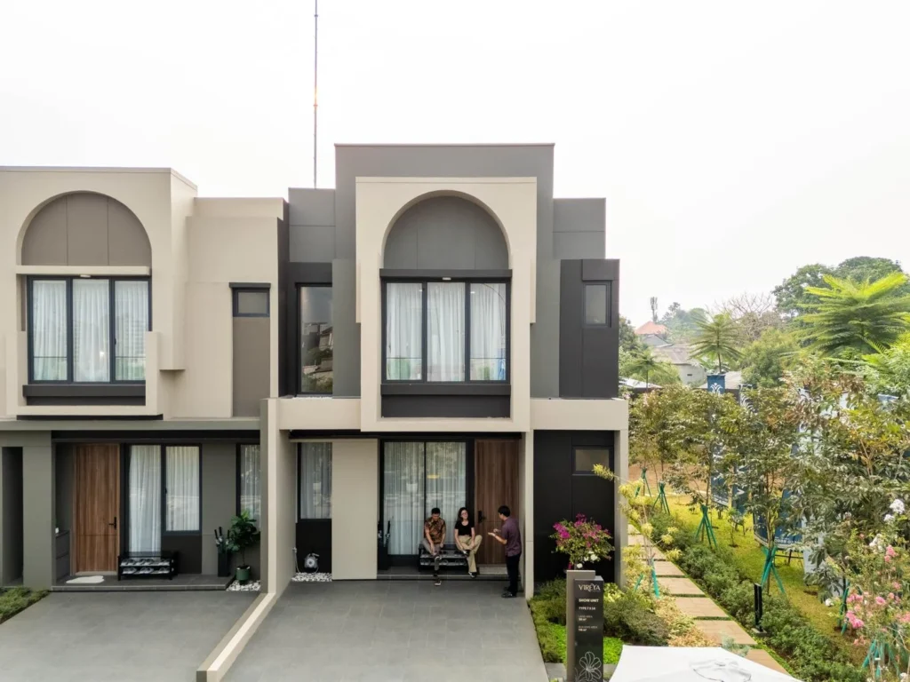 Fasad lengkung show unit Vyorelle dengan taman depan
