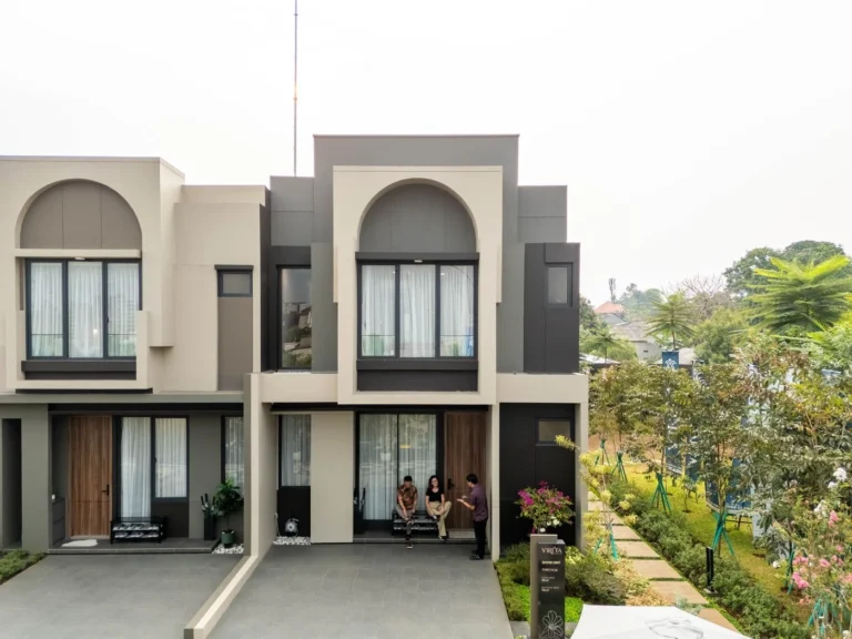 Fasad lengkung show unit Vyorelle dengan taman depan